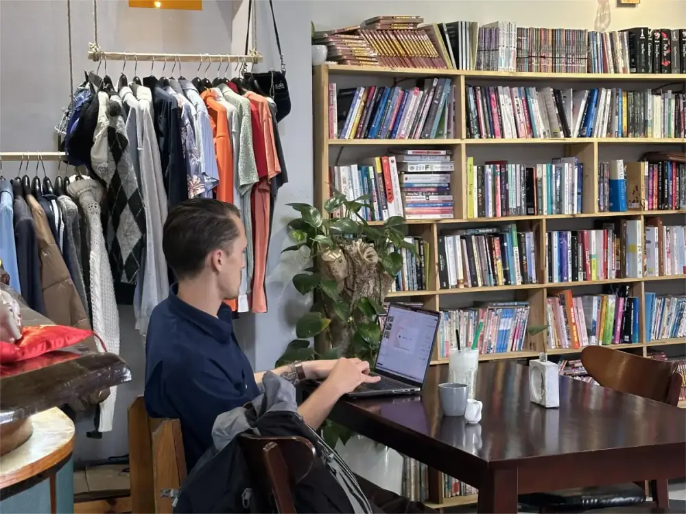 Không gian làm việc tại Daily Log Coffee Đà Lạt - bàn rộng, ghế êm, wifi tốc độ cao